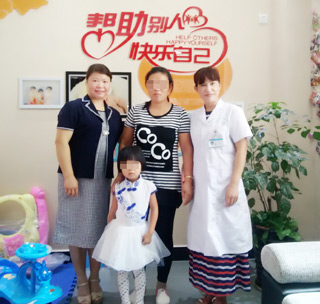 朱春桂主任、喻主任与华儿山妈妈、华儿山宝宝